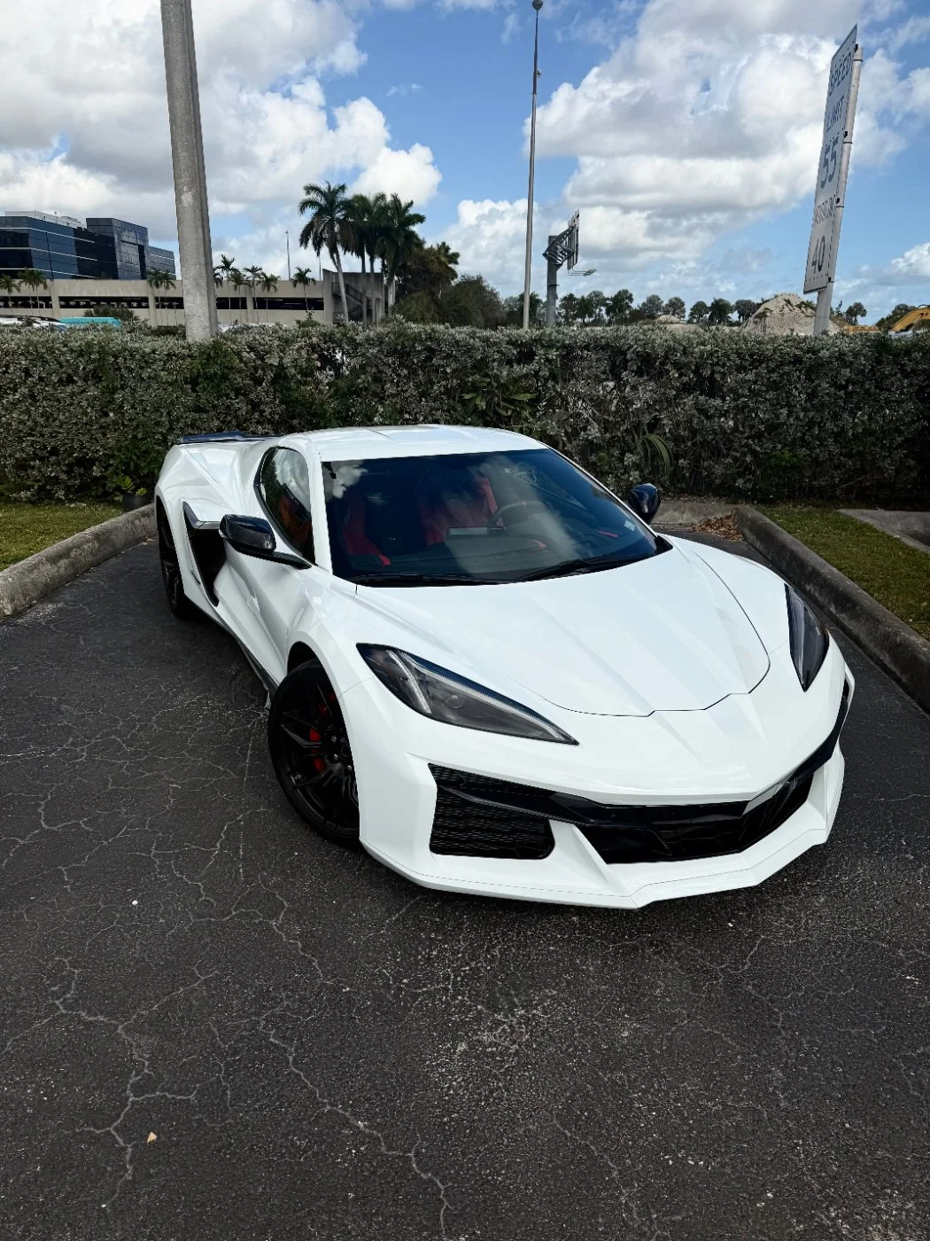 Corvette Z06 white on red buckets